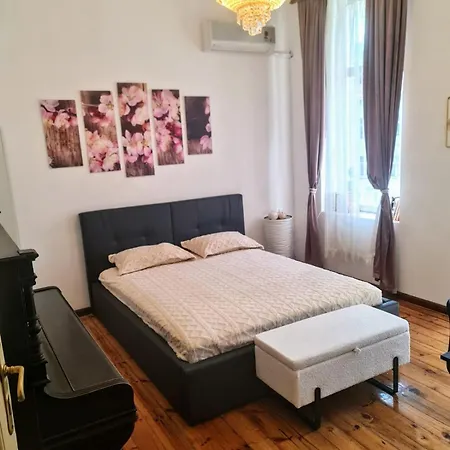 Central Heritage 3-br * Sofia